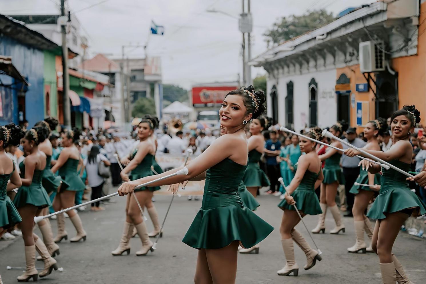 Sessione di dance fitness con partecipanti in movimento dinamico