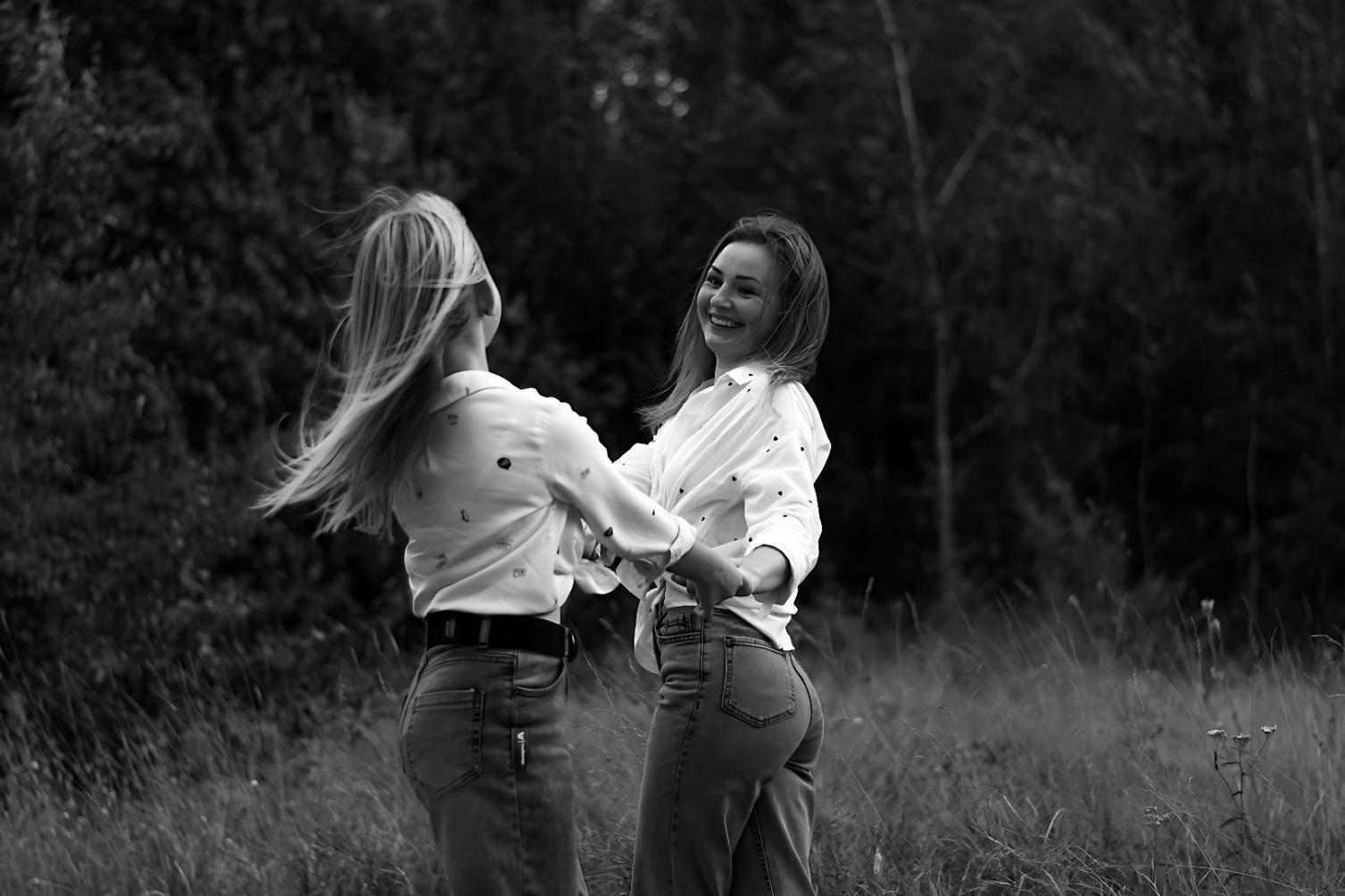 Lezione di dance fitness in azione con partecipanti che si muovono insieme