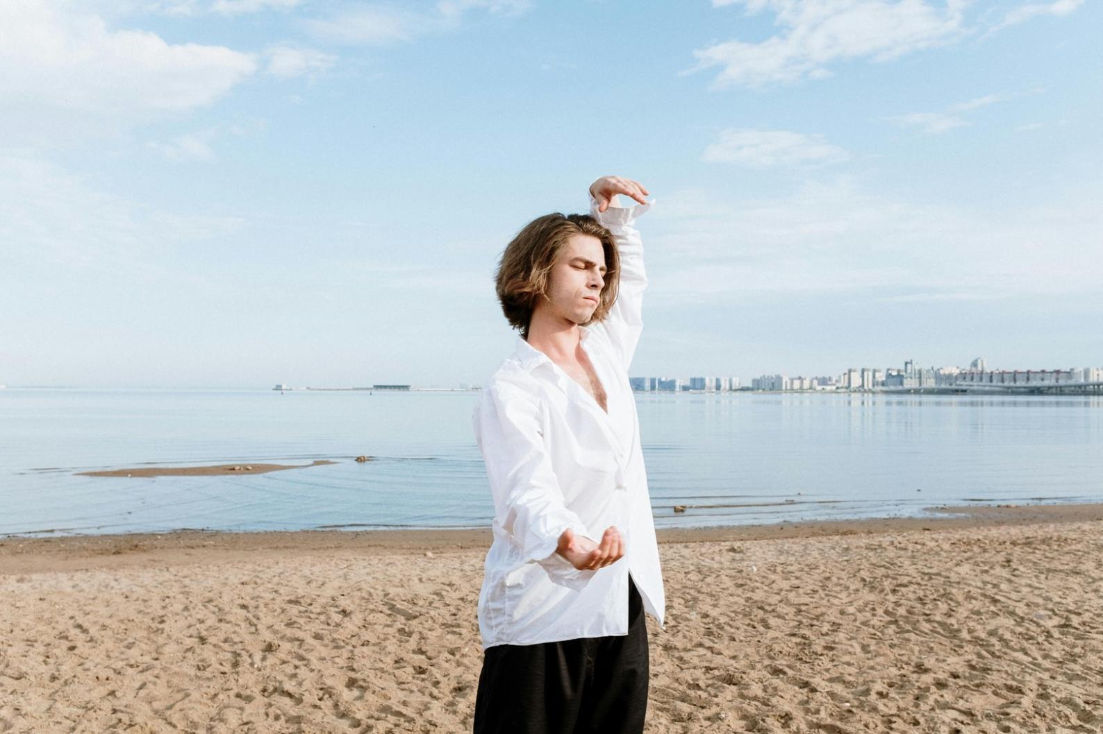 Istruttore che guida una sessione di dance fitness