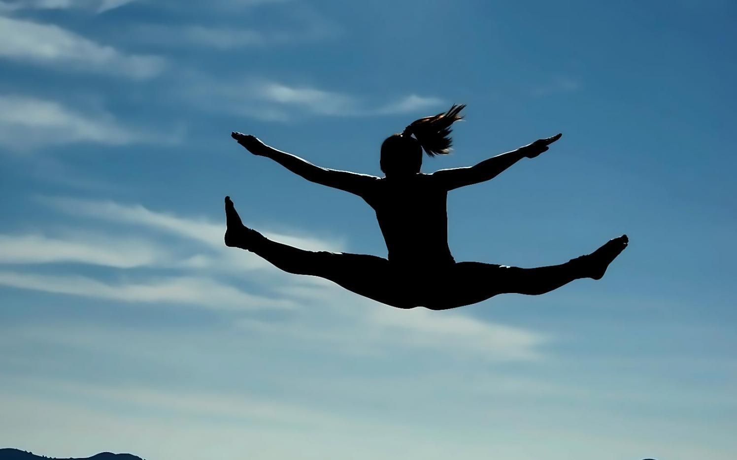 Gruppo di partecipanti durante esercizi di coordinazione ritmica